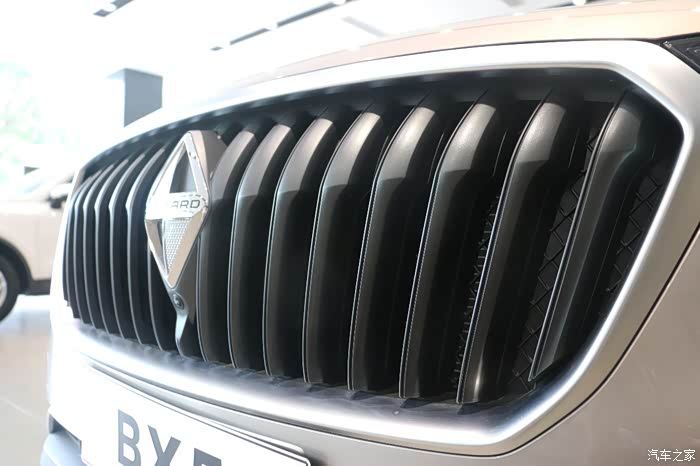 菱形造型的logo设计感很强,并且在下方还设有一枚用于提供头车前方