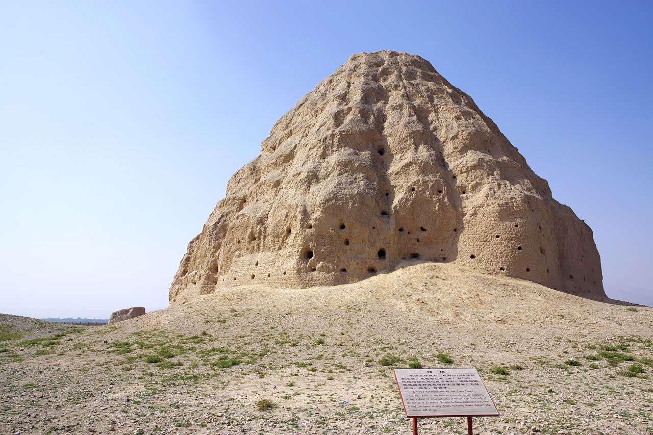 站在苍凉的贺兰山麓远望西夏王陵的身影