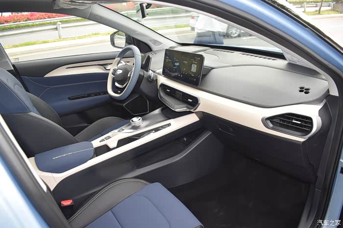 试驾几何a内饰做工不错颜值高