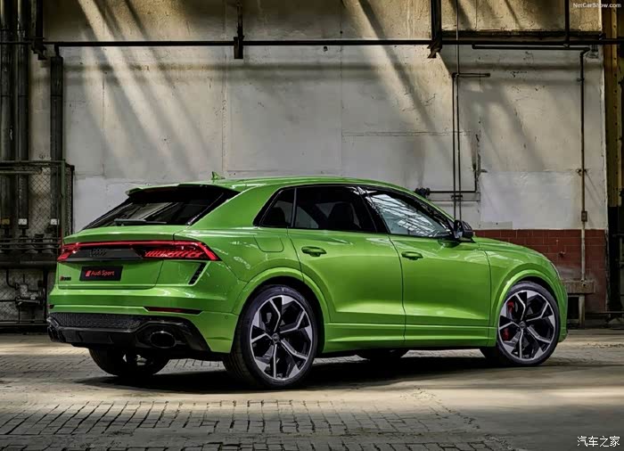 这款奥迪车简直帅呆额,绿色的车身这么醒目.