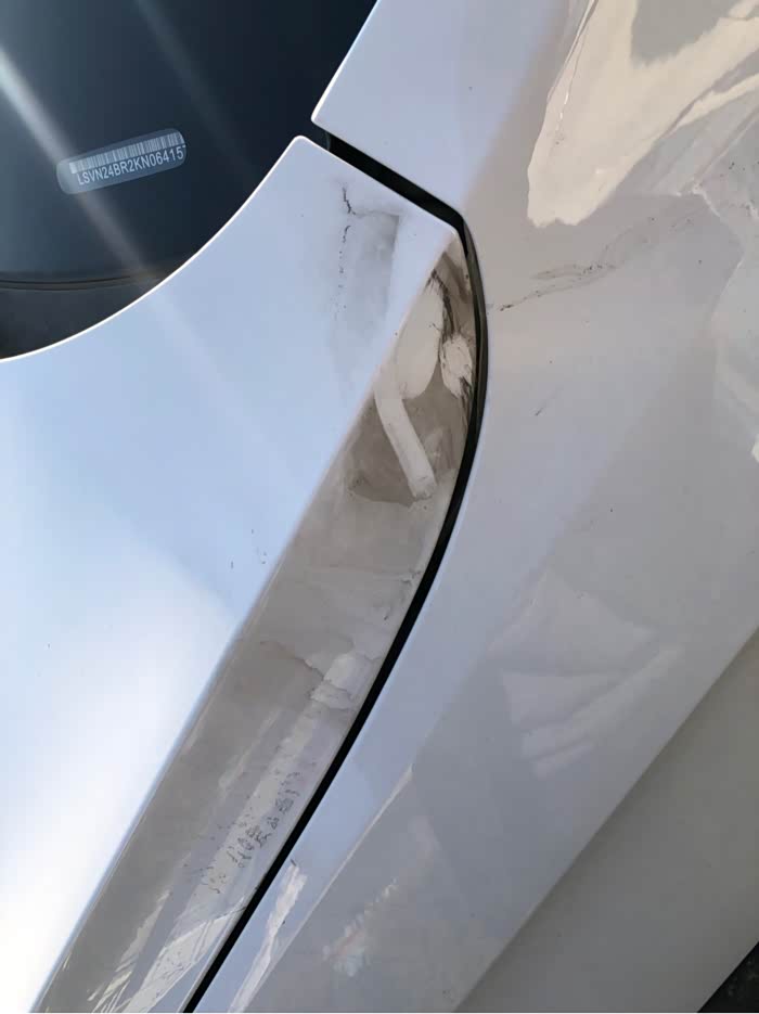 引擎盖上有烟熏过的痕迹