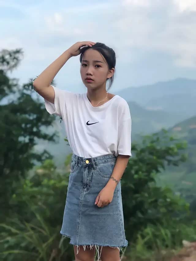 农村小妹妹多少有点腼腆.