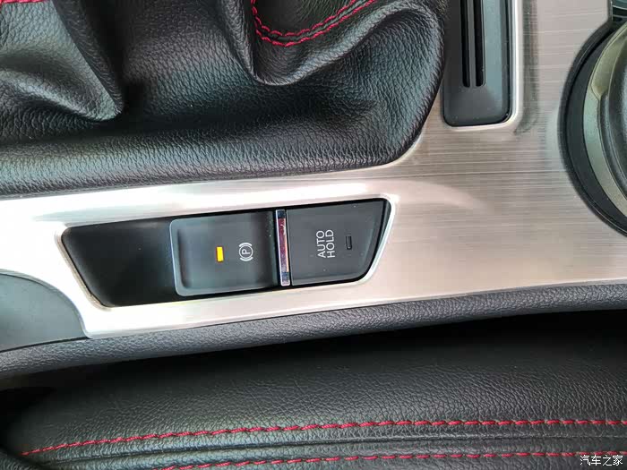 停车时只需看下电子手刹灯是否亮起就知手刹有无拉,安全又非常方便