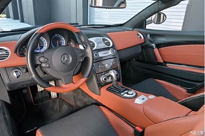 黑色的奔驰benzslr醒目酷炫的车标搭配了棕色内饰