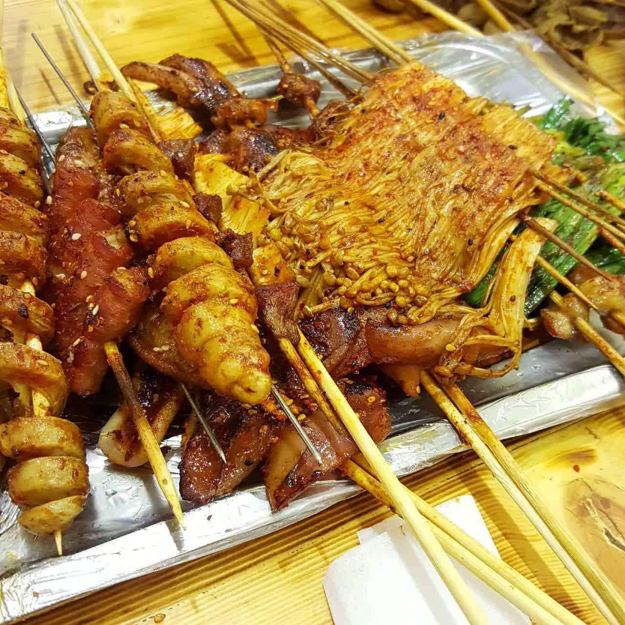 爽爽的扎啤,配上烤串,美死了!