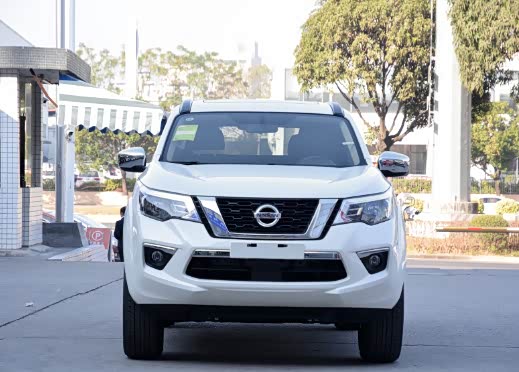 前脸采用了日产家族一贯的设计语言,看上去有