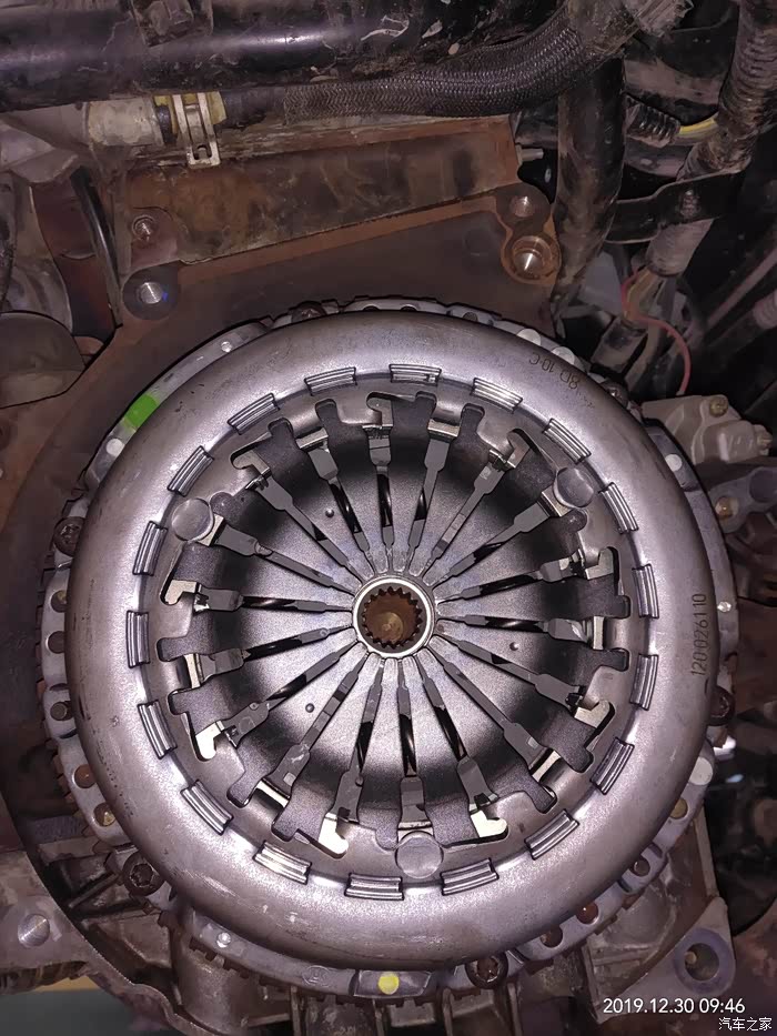 新压盘安装完成,准备安装变速箱