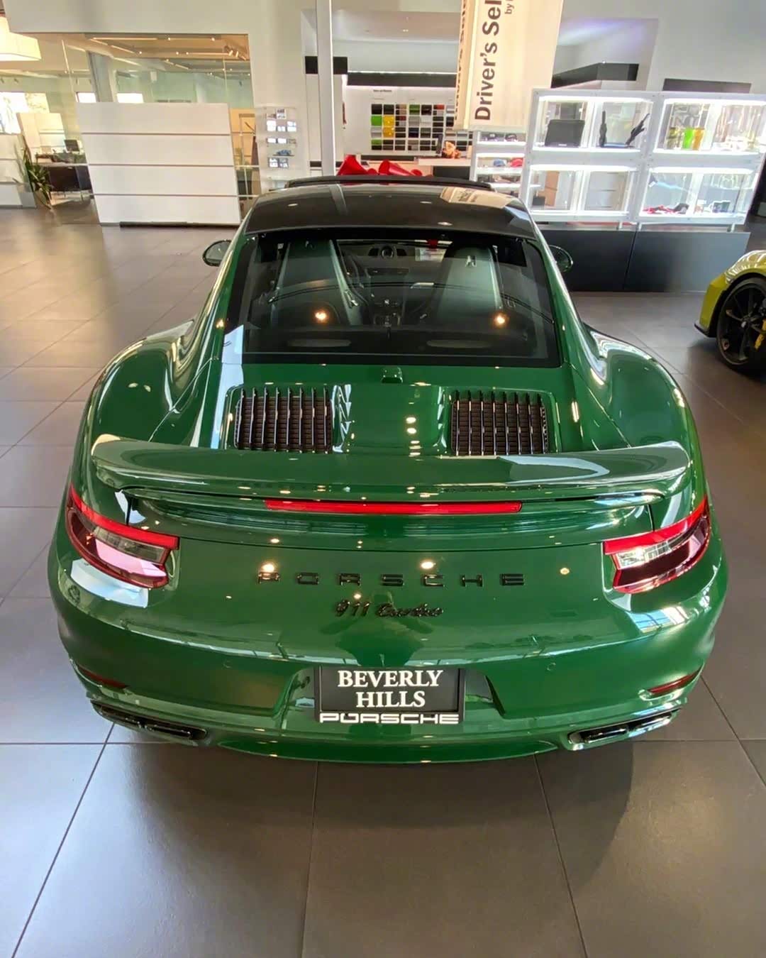 讲真绿色的保时捷911真的在路上一次都没见过