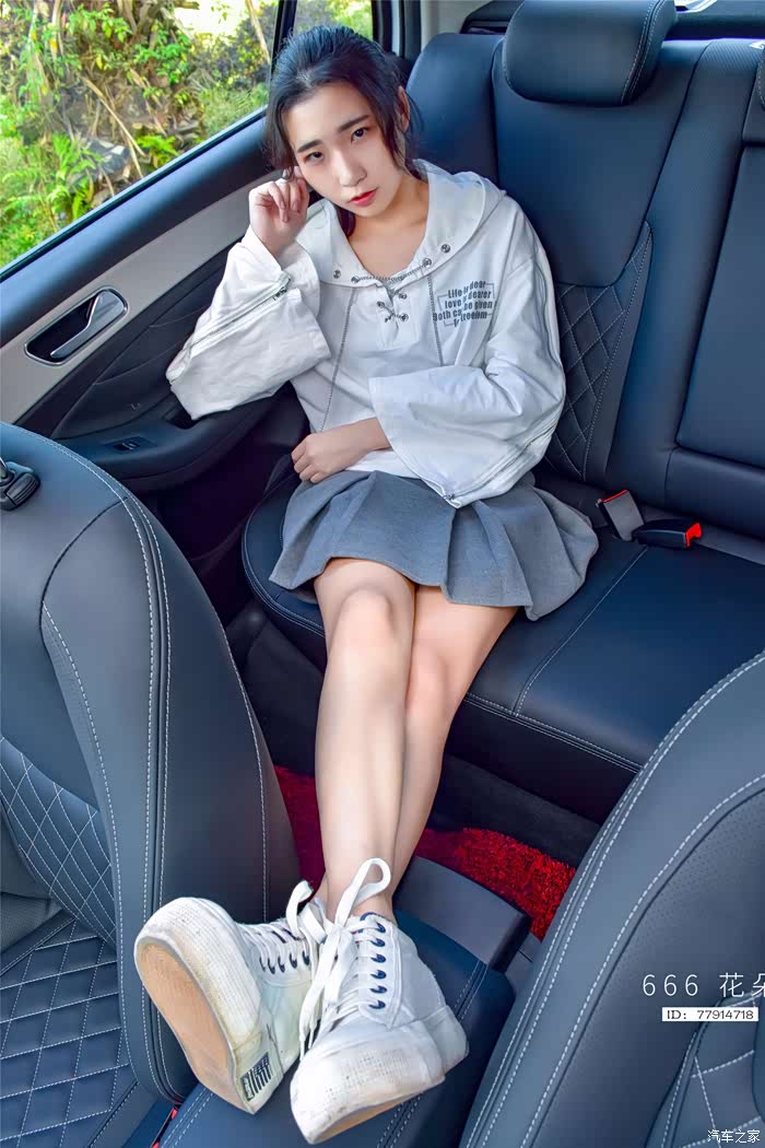 媳妇与爱车俏美人短裙出镜为爱车做车模