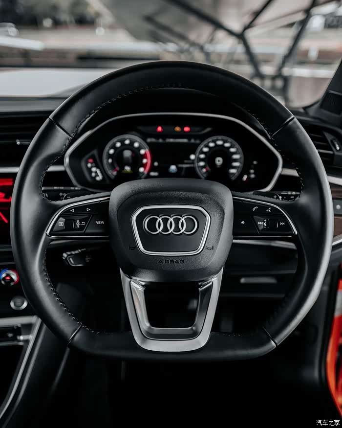 黑色内饰的奥迪q3,有着橘红色的华丽外观,动感十足方向盘,酷