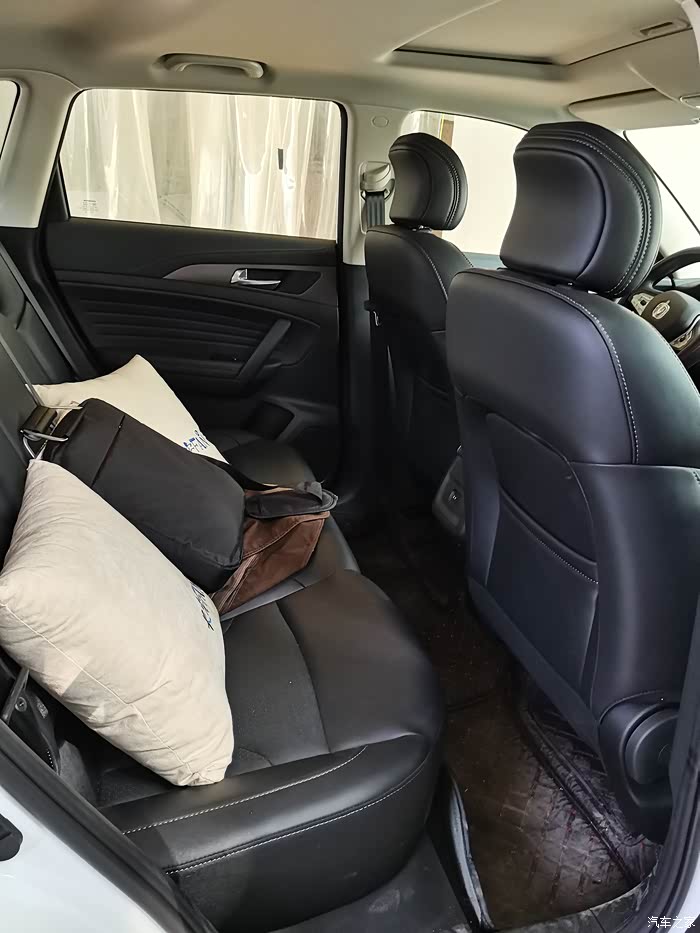 35 plus这款车的后排空间还是蛮宽敞的!坐在车上也是非常的舒适