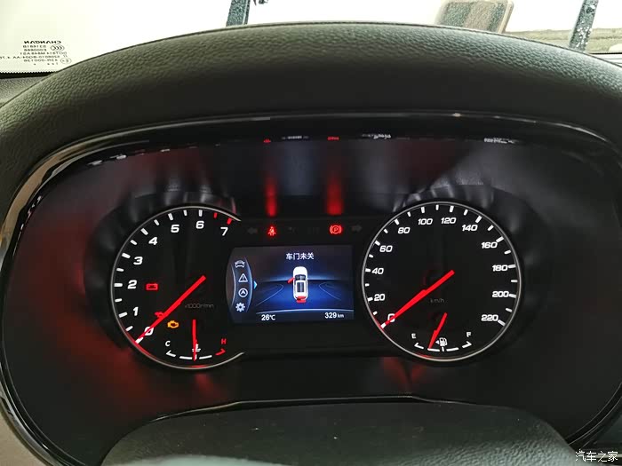 仪表盘可以清晰的看到车上的一些功能和信息