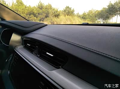 中控台上方采用搪塑材质