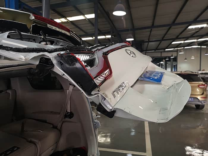 【图】看看被追尾的gm8后面_传祺m8论坛_汽车之家论坛