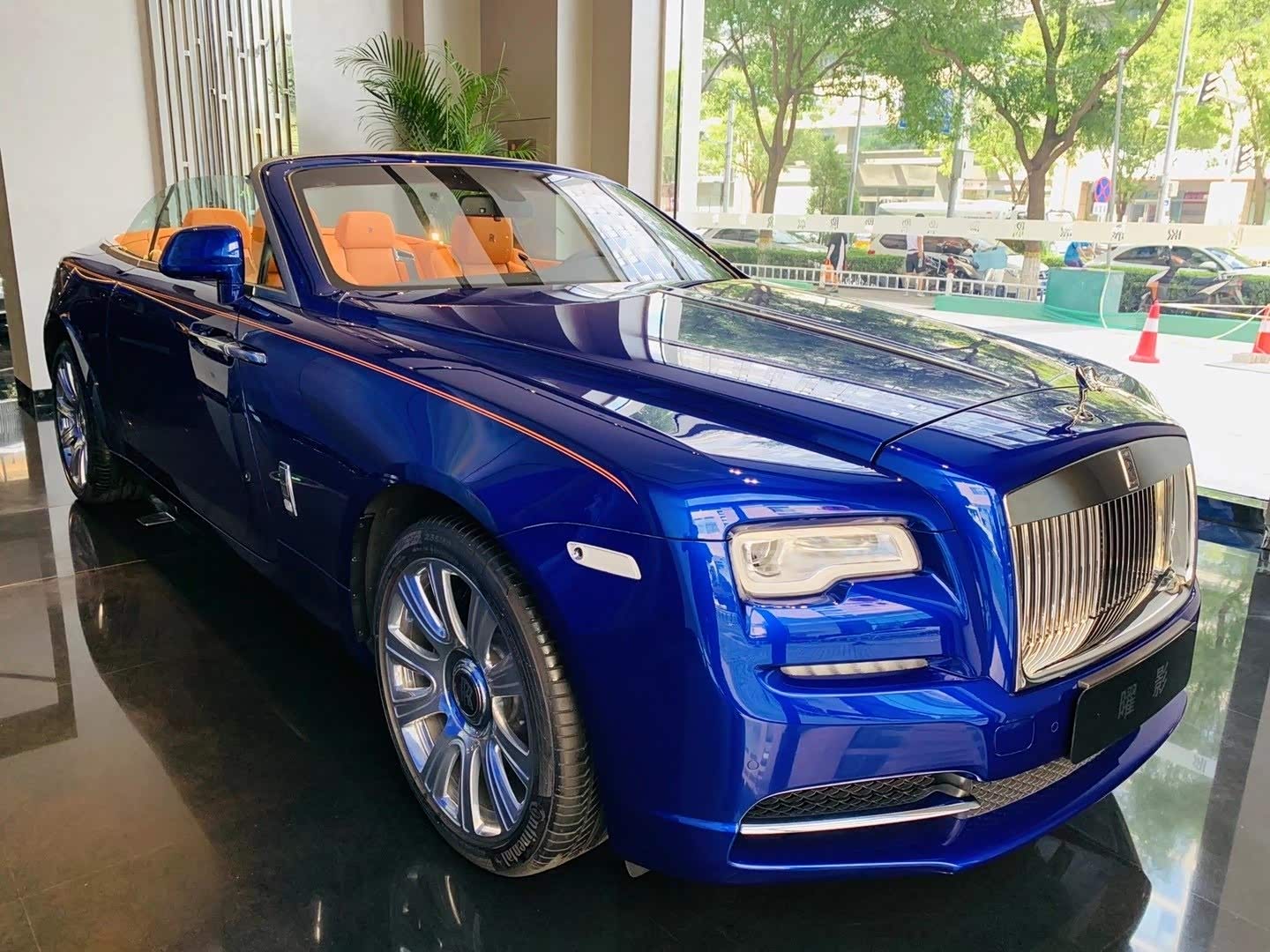 劳斯莱斯曜影 蓝外橙内 够帅气.