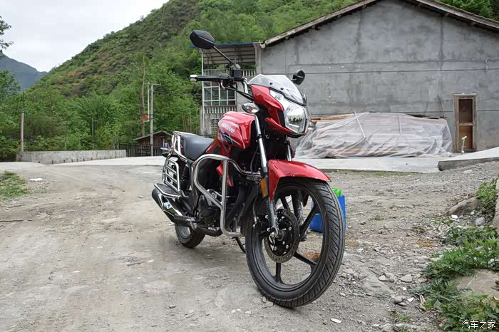 今天试驾了一下豪爵dk150摩托车,爬山涉水我看行!