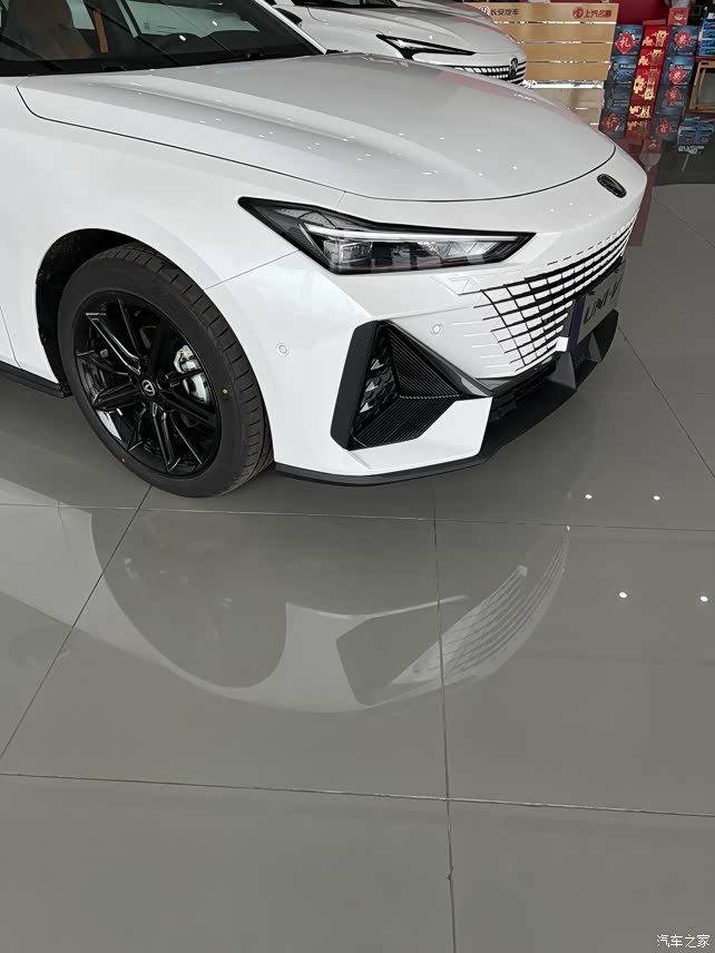 【图】白色车身的univ 显大_长安uni-v论坛_汽车之家论坛