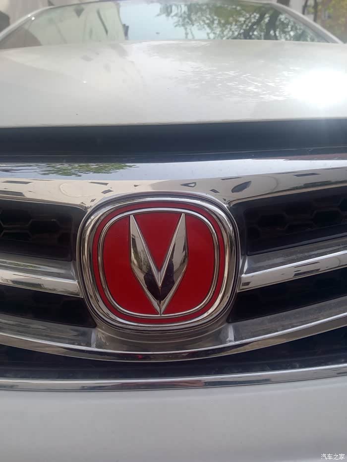 为小逸加装车门锁盖,加注玻璃水作业