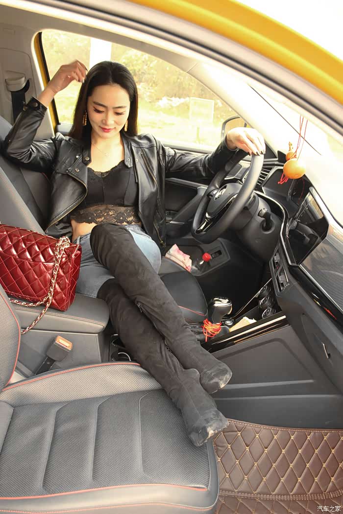 【美女当车模】紧身牛仔裤搭配黑色长靴,尽显长腿女神好身材