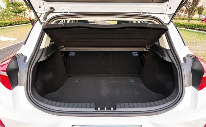 后备箱内部很平整,没有不合理的凸起.