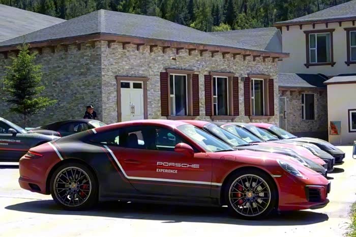 兰博基尼车队路住阿勒泰