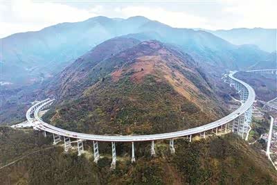 路过京昆高速双螺旋隧道,展现的是让人震撼的中国高速.