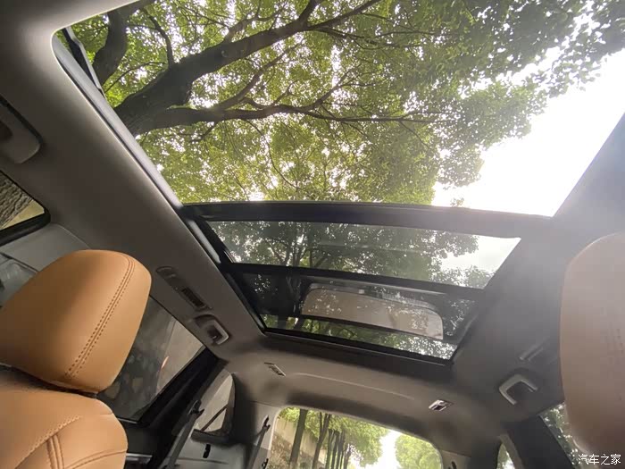 个人有些不喜欢天窗,没什么大的用处,不过这个全景天窗很敞亮