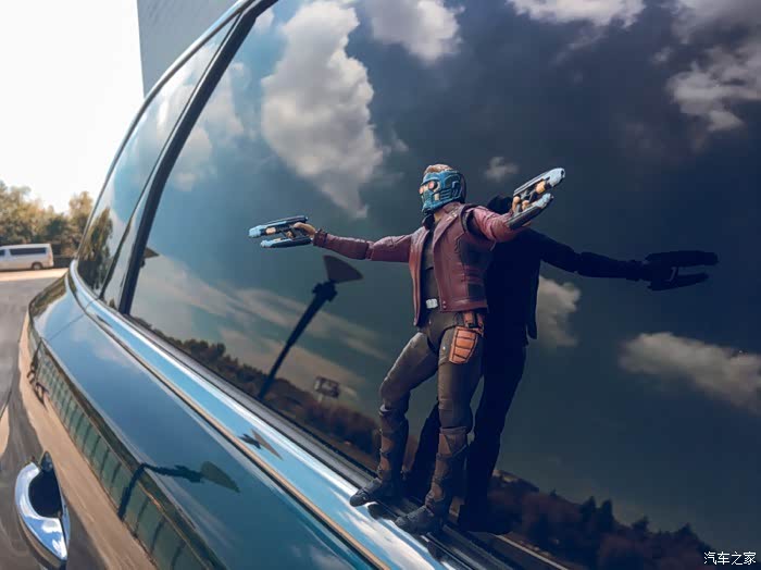 还拿着元素枪星爵霸气,蓝天白云最背景板.