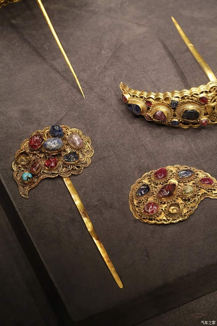 一眼万年的文物,南京博物馆展览的明代嵌宝石金头面头饰