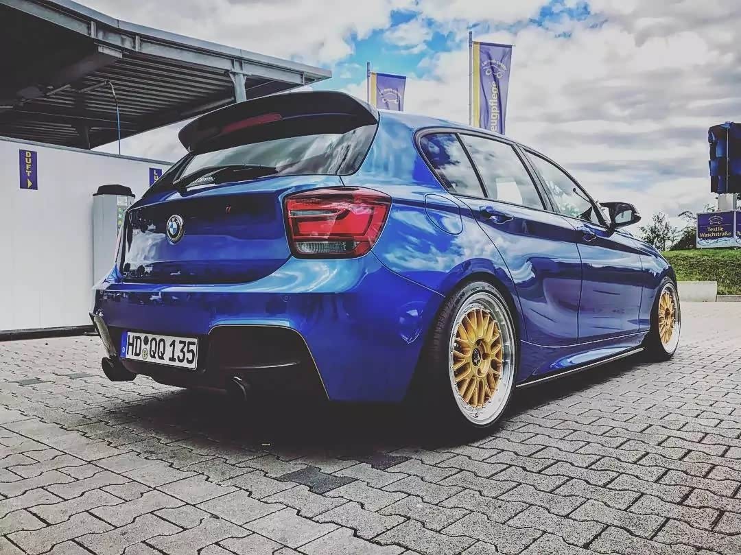 这是一台m1,改装后车身姿态更加低稳,m外观套件更是运动.