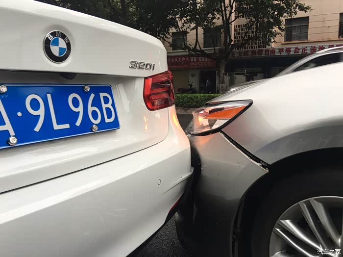 被追尾 对方全责 右后保险杠凹陷 是修还是换