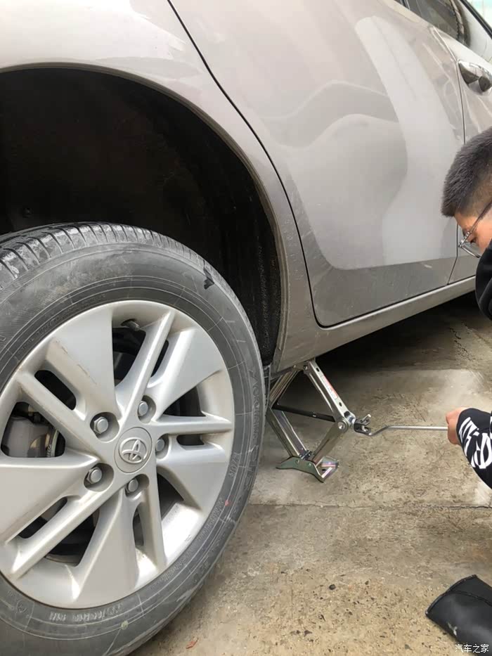 【图】专业指导下的换备胎,so easy_卡罗拉论坛_汽车之家论坛
