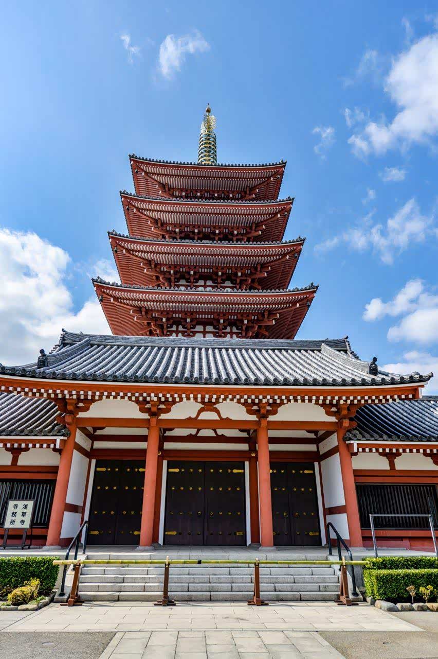 浅草寺离上野不远,是东京的标志之一,也是东京里最古老的寺庙.