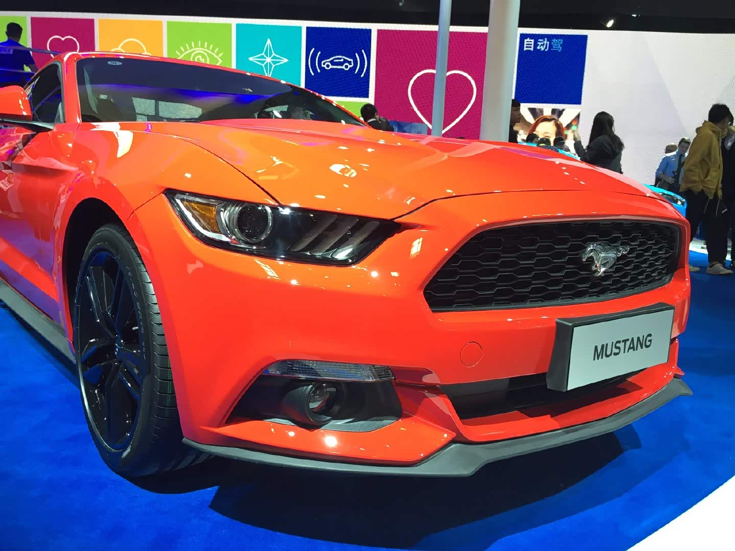 福特展台,骏马一匹,红色福mustang帅气满分.