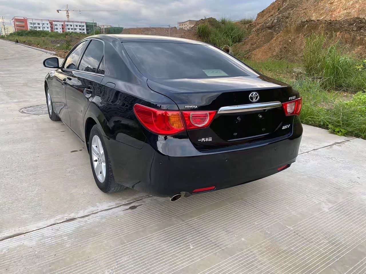 黑色的丰田锐志还是很酷的!