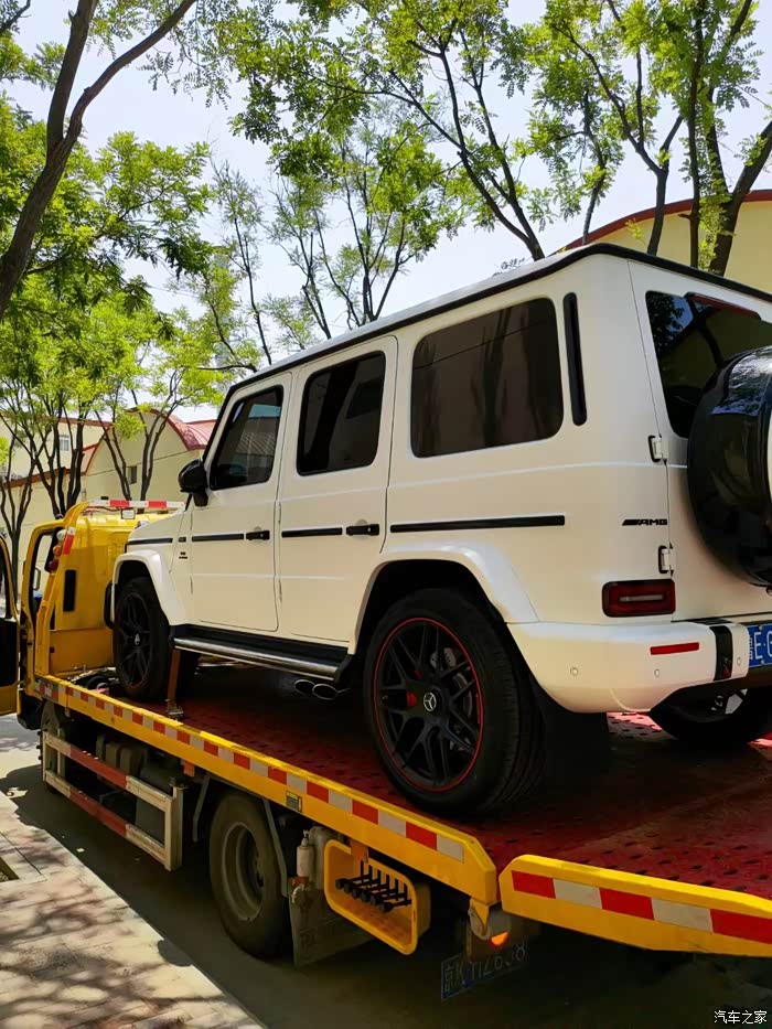 白色奔驰g63简简单单小改一下再来套哑光车衣拖车发走