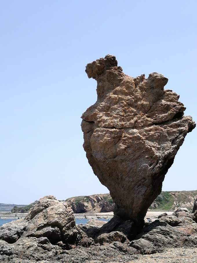 这里属于海蚀地貌,海岸边奇石林立,如刀削斧劈般屹立海边,经海水长