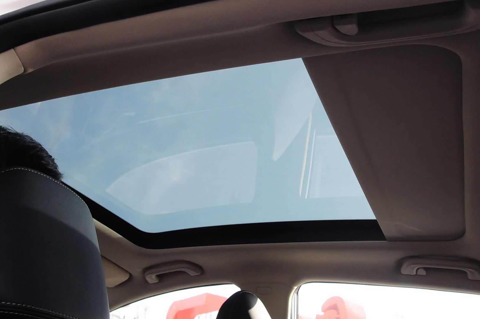 这个很帅吧,大天窗,大太阳别提多舒服了,座椅放倒,可以懒洋洋的在车里