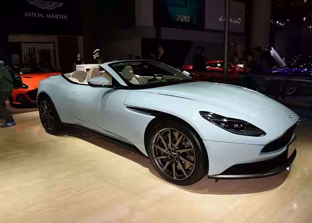 流线型的车身配上如此特别而温柔的颜色仿佛带你穿梭在水云之间