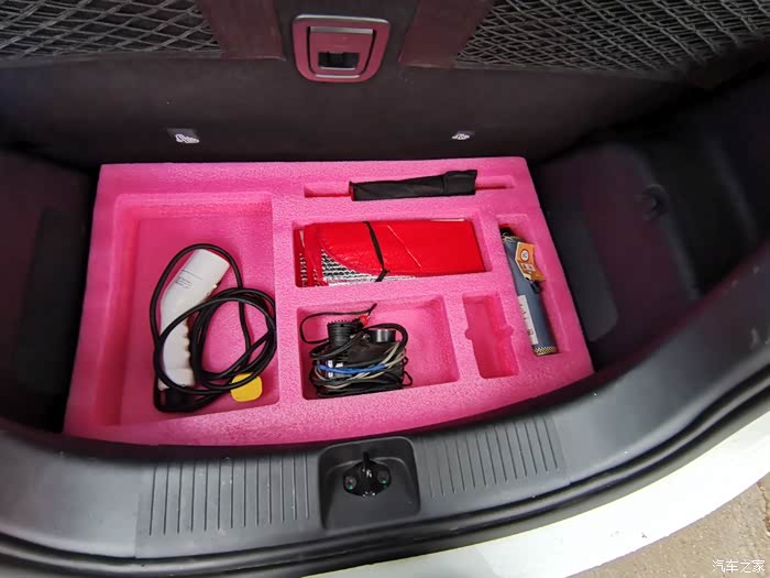 零跑t03后备箱泡沫储物格