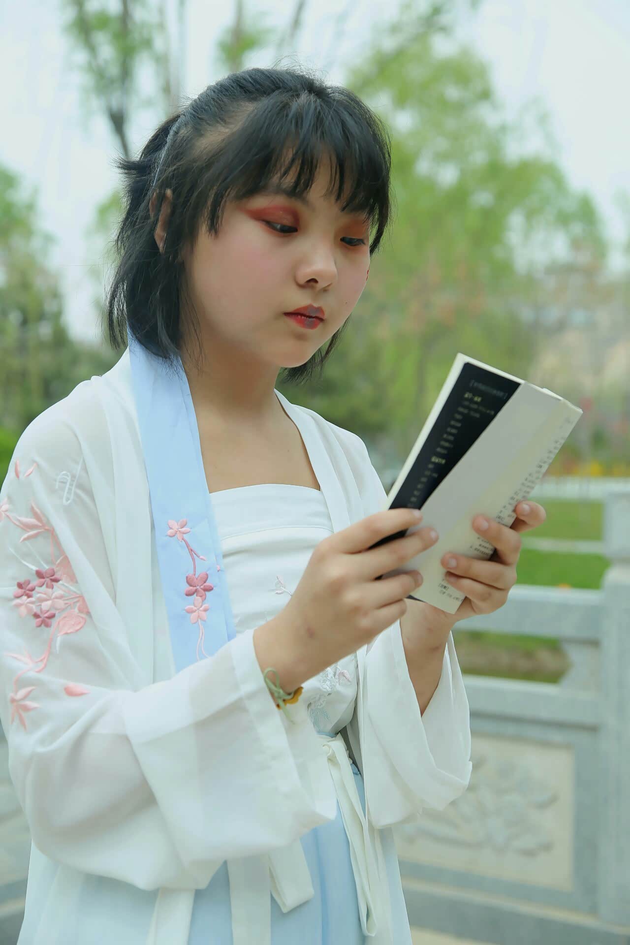 在古代,我一定是个爱读书的女孩子