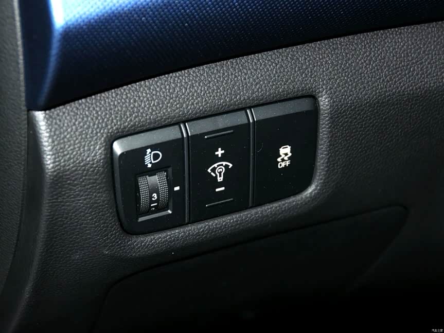 提问现代ix25方向盘的左侧下方有三个按钮是干吗的有图