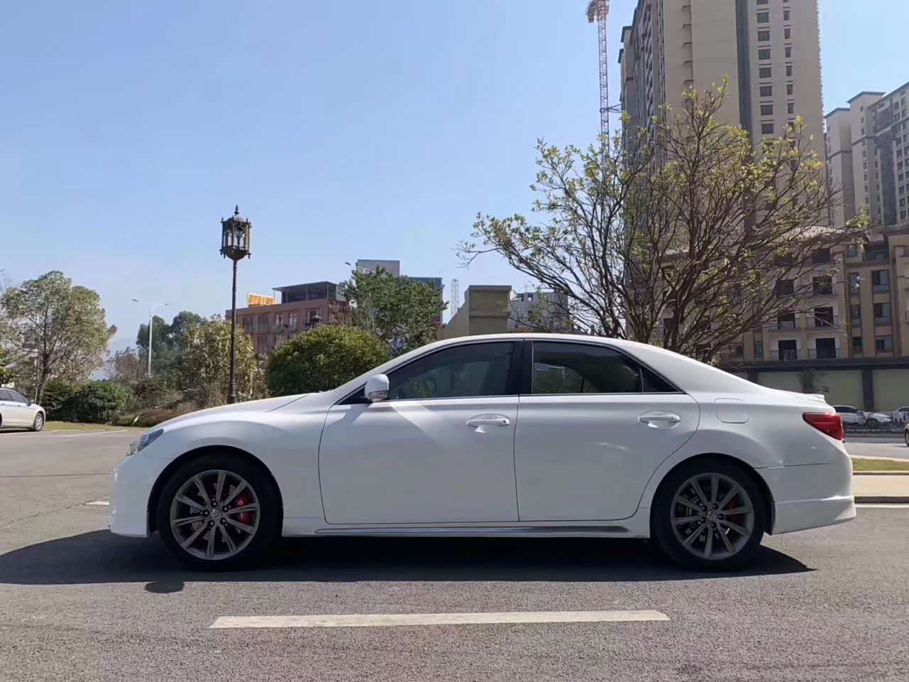 丰田锐志的外形运动感满满,内饰也非常不赖.