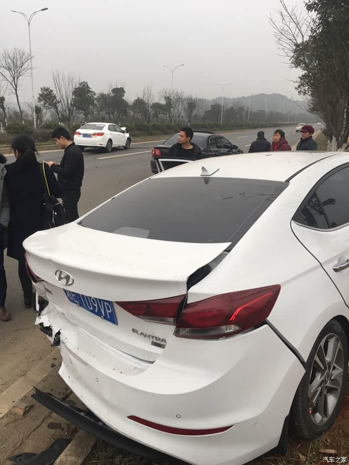 车被撞成这样没出安全气囊正常吗?