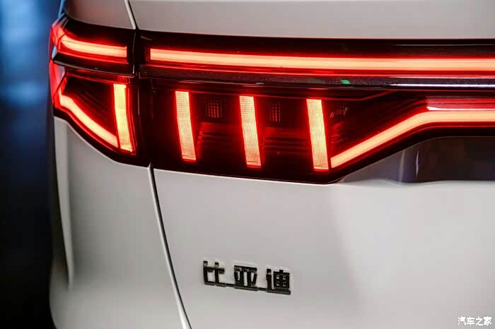 龙爪式尾灯,很漂亮.