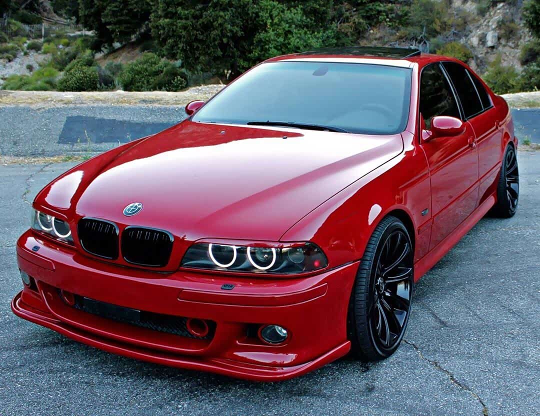 宝马e39m5鲜红色经典老车就像红酒那样越久越有味