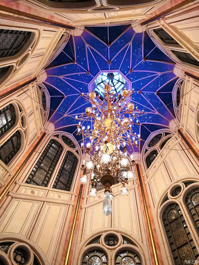 这就是主题城堡内部挑高吊灯