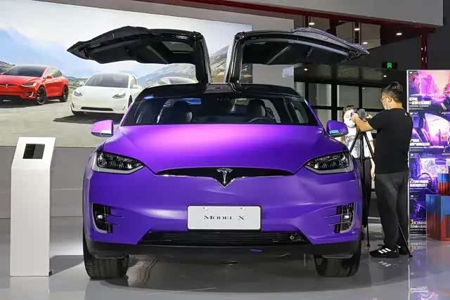 特斯拉为了展出而特意准备的配色并没有真正的奇幻紫配色