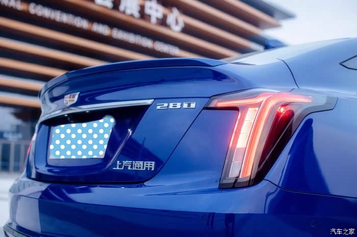 拍摄的第一组时尚大片 凯迪拉克ct5