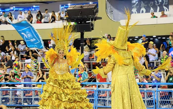 巴西里约热内卢狂欢节桑巴舞花车巡演表演